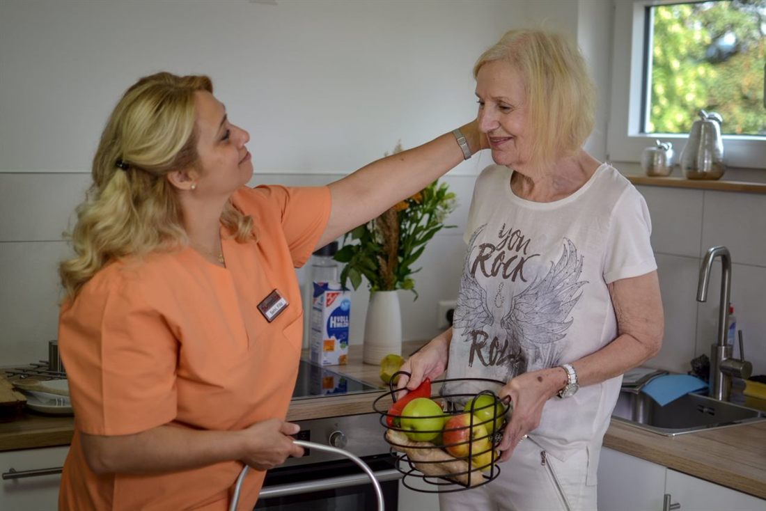 humeditas Pflegekraft im liebevollen Gespräch mit einer Seniorin